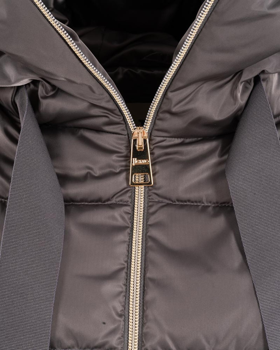 shop HERNO  Piumino: Herno piumino a-shape in raso.
Vestibilità regolare.
Cappuccio fisso regolabile con nastro in gros grain in tono.
Chiusura con zip a doppio cursore.
Tasche a filetto.
Automatici sul fondo manica.
Composizione: 100% Poliestere.
Made in Armenia.. PI1304D 12170Z-9480 number 2396368